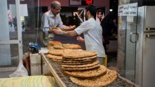 غم نان و شلوغی صف های جلو نانوایی ها/ جهادکشاورزی هرگونه افزایش قیمت و سهمیه بندی نان را تکذیب کرد