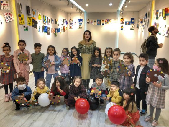 نمایشگاه نقاشی کودکان سایدا و دینا در سقز گشایش یافت