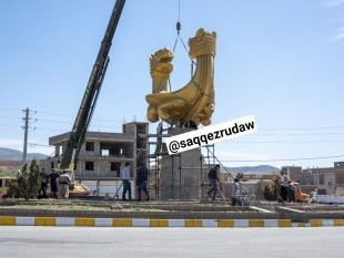 نصب المان دستبند زیویه در میدان زیویه شهر صاحب