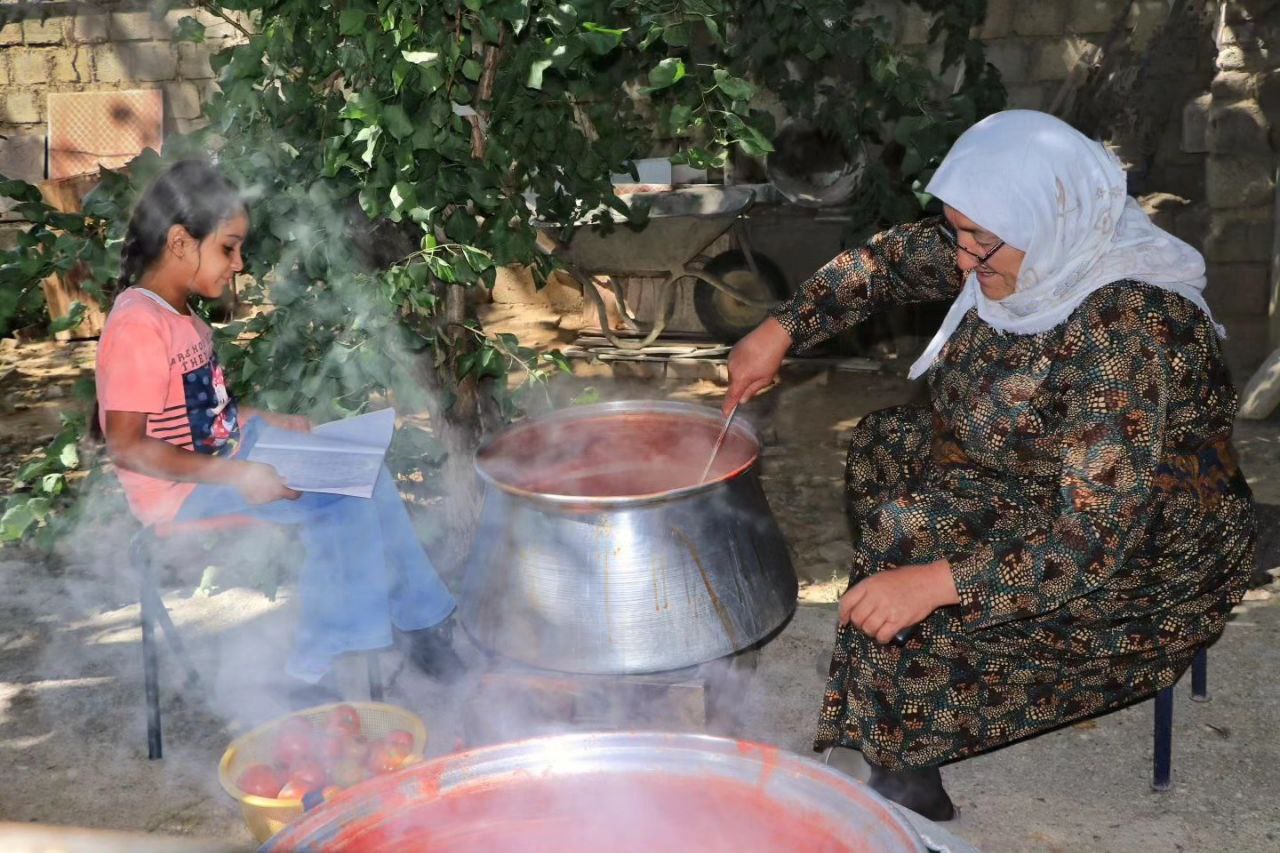 چند شات از مراحل درست کردن رب محلی در روستاهای کردستان روستای ترجان